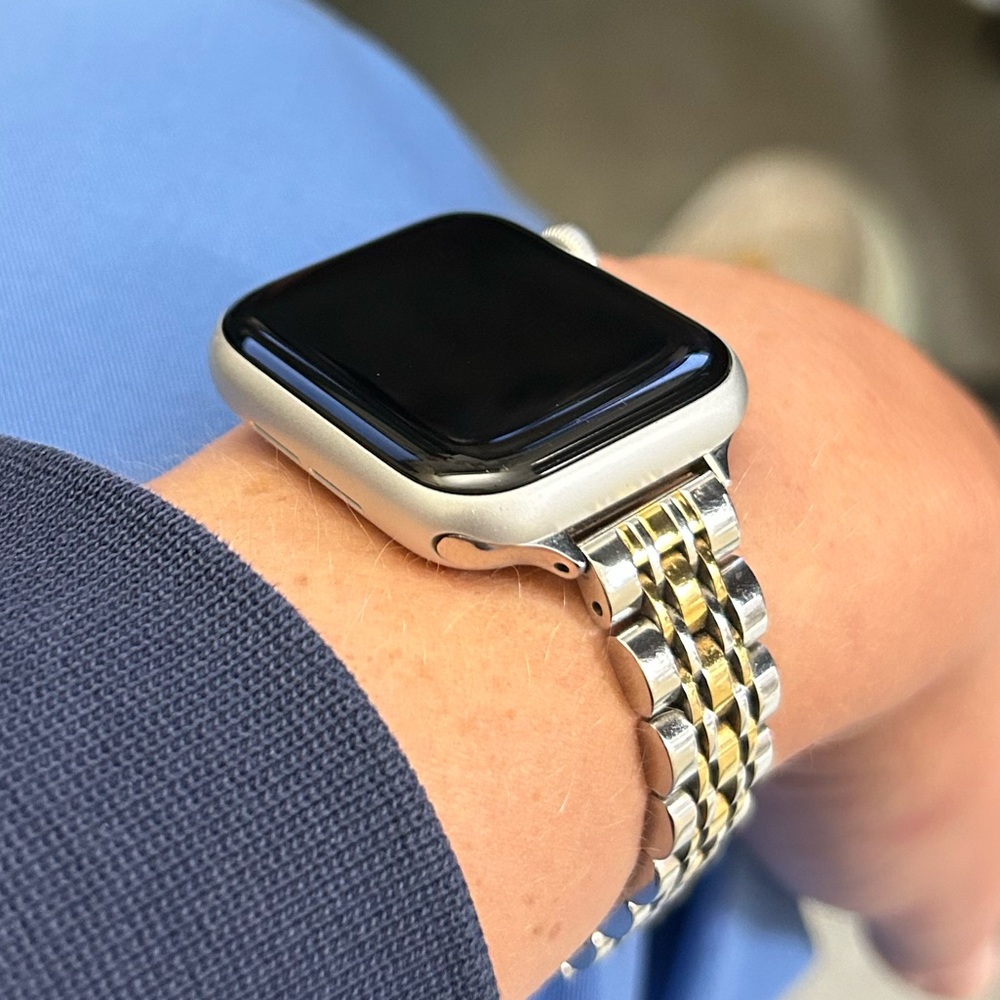 Apple Watch SE (GPS, Aluminum, 40mm) / 32GB